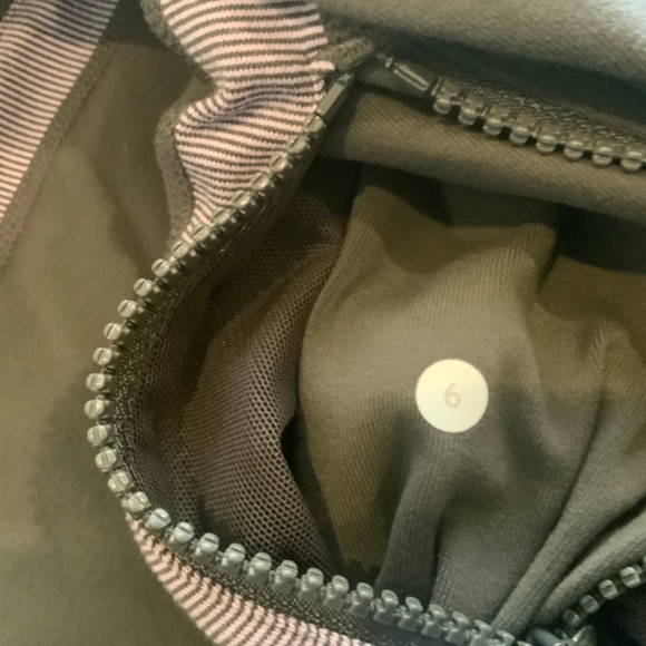 Lululemon Define Jacket , Size 6, worn 4 times, MSRP$118 Excellent condition - Picture 8 of 8